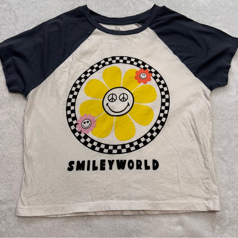 ♥️ Black/White Smiley World Graphic Tee